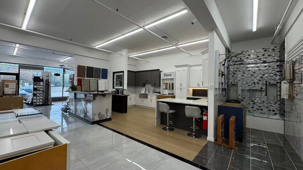 22-28 Hempstead Tpke, Farmingdale, NY for lease - Building Photo - Image 2 of 9