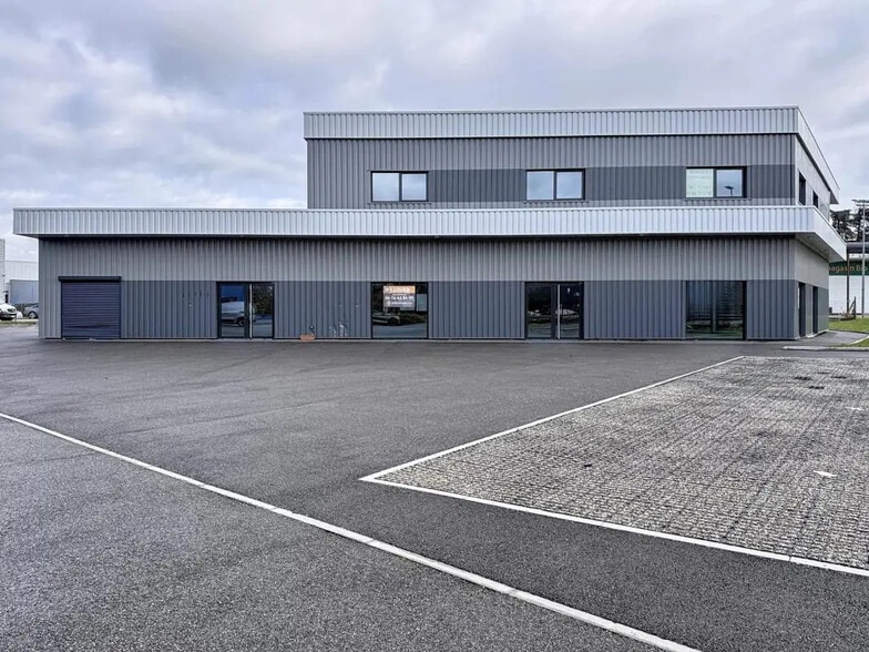 Office in Bourgoin-Jallieu for lease - Building Photo - Image 2 of 11