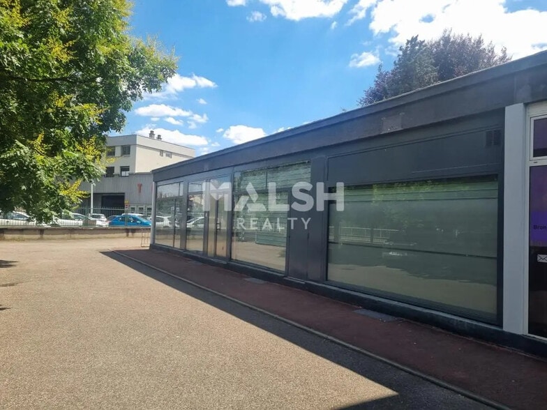 Retail in OULLINS-PIERRE-BÉNITE for lease - Building Photo - Image 1 of 3