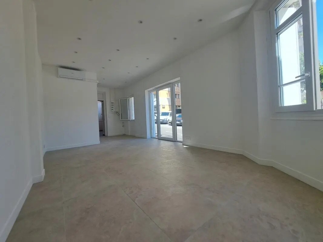 Retail in Le Cannet for lease Interior Photo- Image 1 of 5