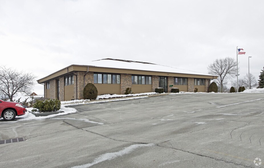 1285 Sunnyridge Rd, Pewaukee, WI for lease - Primary Photo - Image 1 of 9
