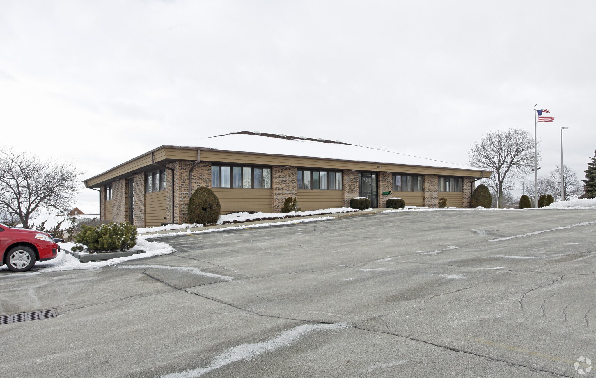 1285 Sunnyridge Rd, Pewaukee, WI for lease Primary Photo- Image 1 of 10