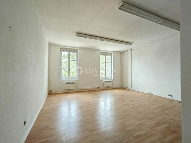 Office in  for lease - Interior Photo - Image 2 of 3