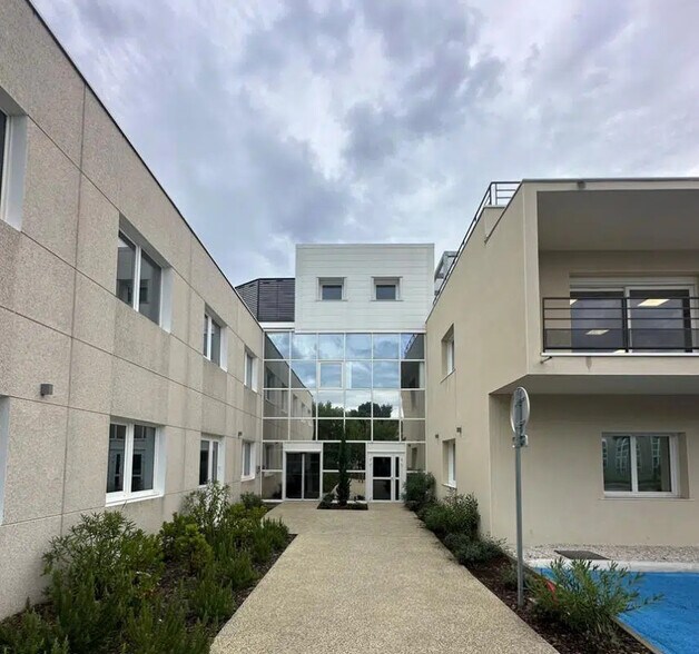 22 Rue Du 35Eme Regiment D'Aviation, Bron for lease - Building Photo - Image 2 of 4