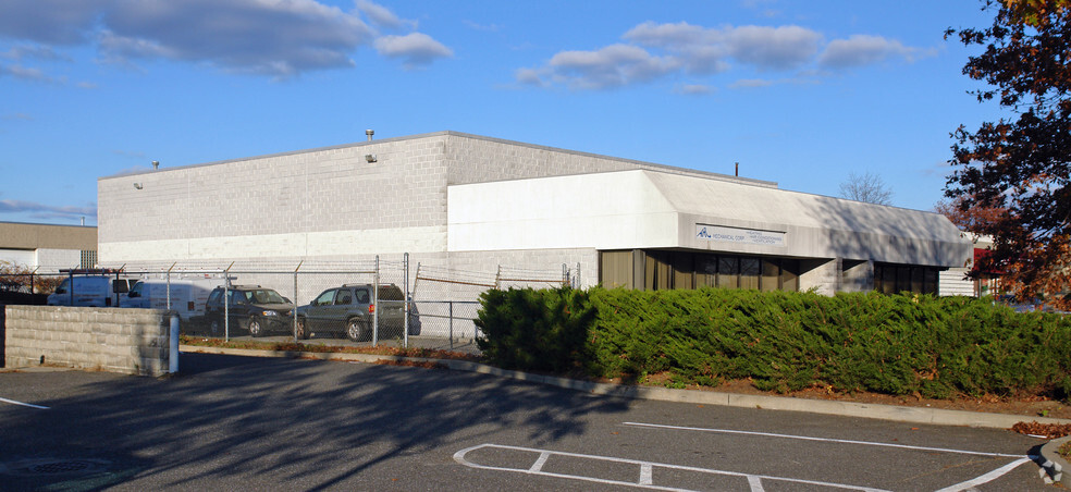 215 Mccormick Dr, Bohemia, NY for lease - Building Photo - Image 2 of 2