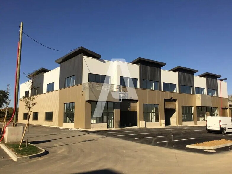 Flex in Saint-Pierre-du-Perray for sale - Building Photo - Image 1 of 8