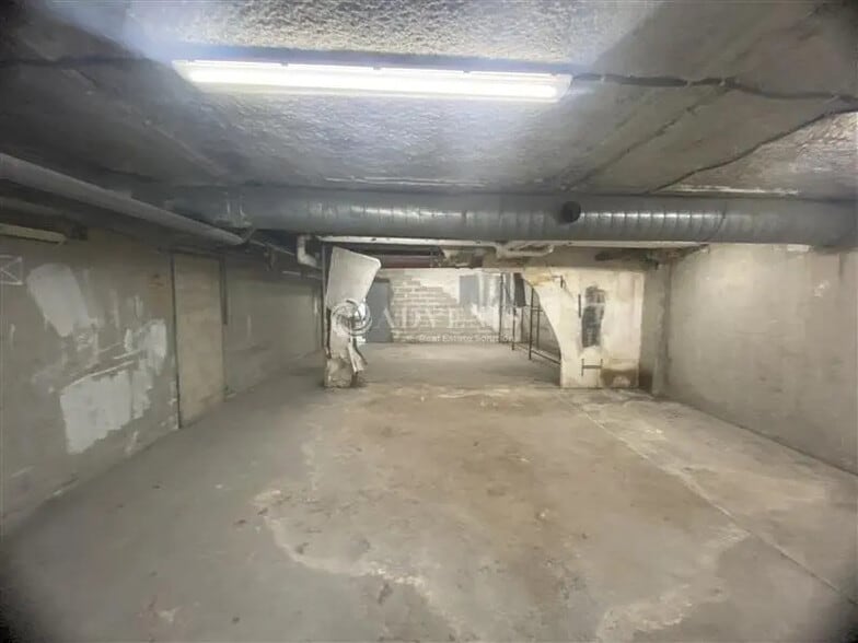 Flex in Maisons-Alfort for lease - Interior Photo - Image 1 of 6