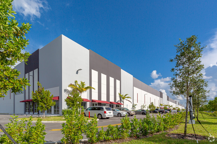 3870 W 108 St, Hialeah, FL for lease - Building Photo - Image 2 of 5