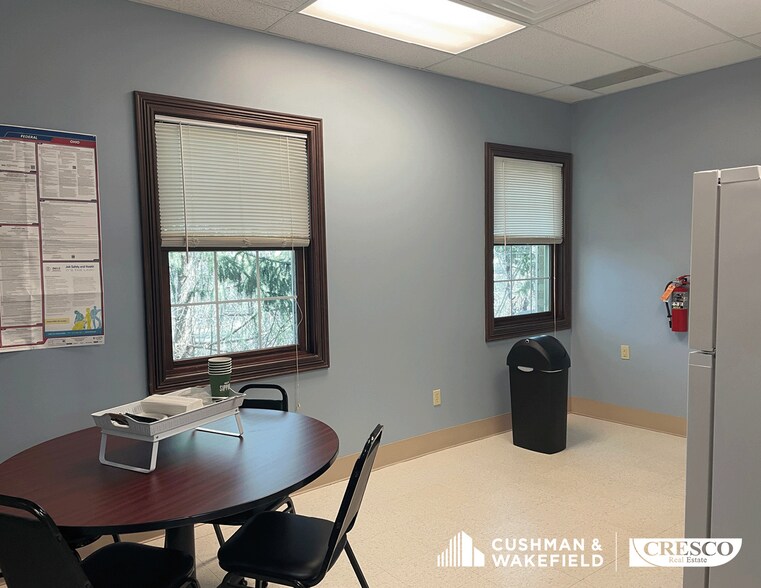 5611 Hudson Dr, Hudson, OH for lease - Interior Photo - Image 3 of 5