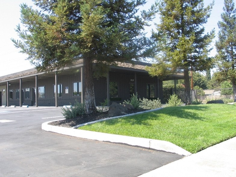 3719 Tully Rd, Modesto, CA for lease - Primary Photo - Image 1 of 4
