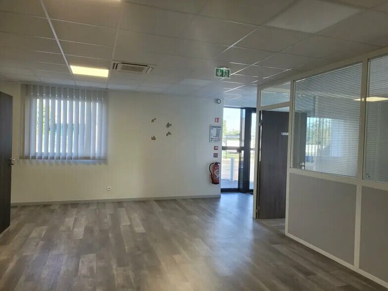 Flex in Reyrieux for lease - Interior Photo - Image 3 of 7