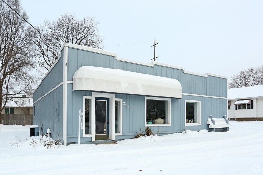 210 E McDevitt Ave, Jackson, MI 49203