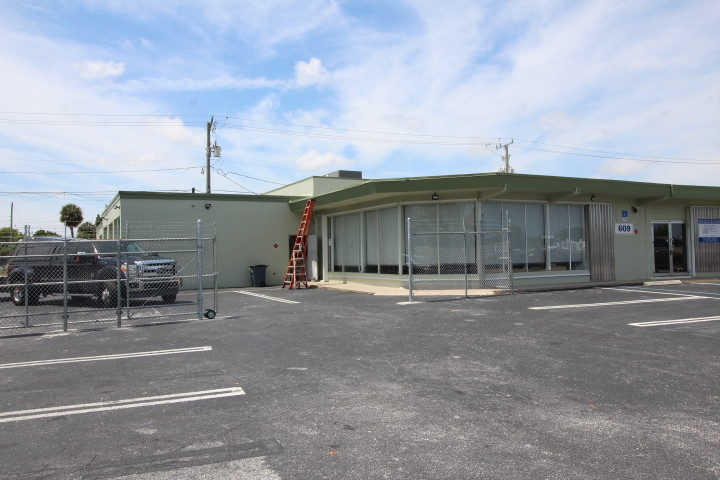 609 N Railroad Ave, Boynton Beach, FL for lease - Building Photo - Image 2 of 23