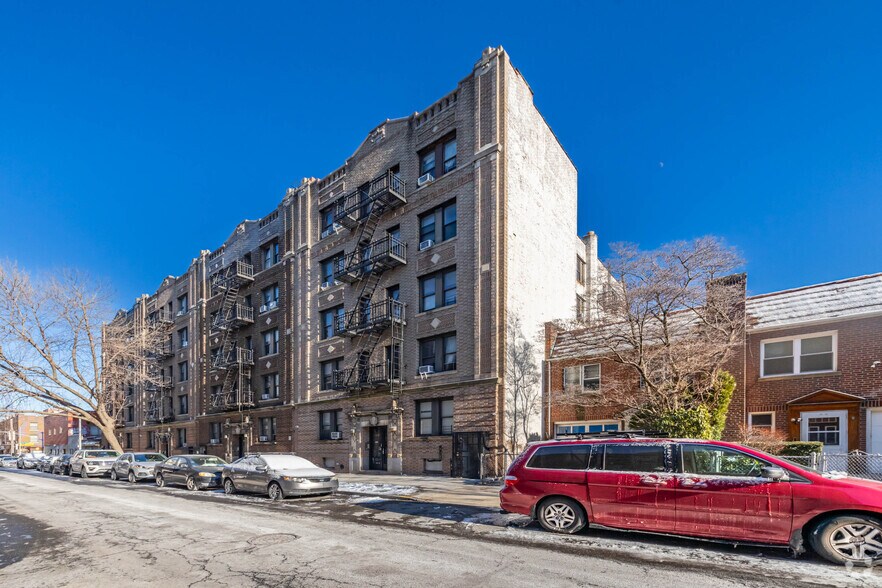 31-15 32nd St, Astoria, NY for sale - Primary Photo - Image 1 of 1