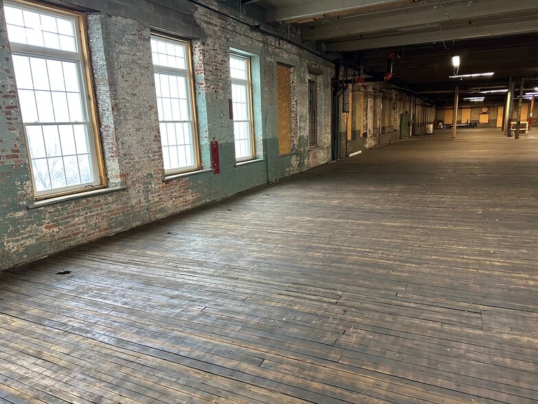 17 Mill Pl, New York Mills, NY for lease - Interior Photo - Image 3 of 13