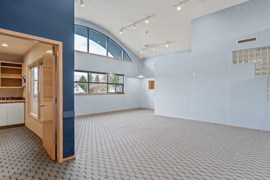 1614 Broadway Ave, Everett, WA for sale - Interior Photo - Image 2 of 5