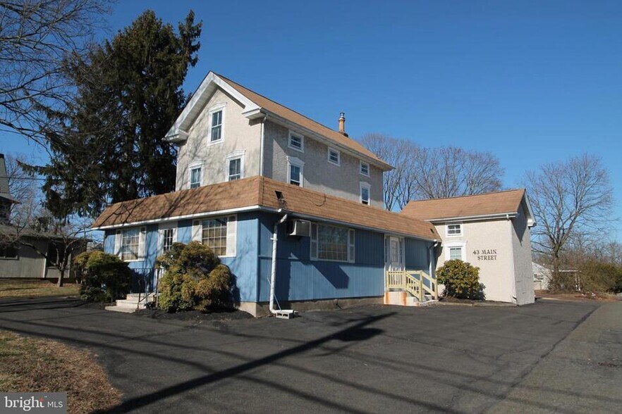 43 N Main St, Chalfont, PA 18914