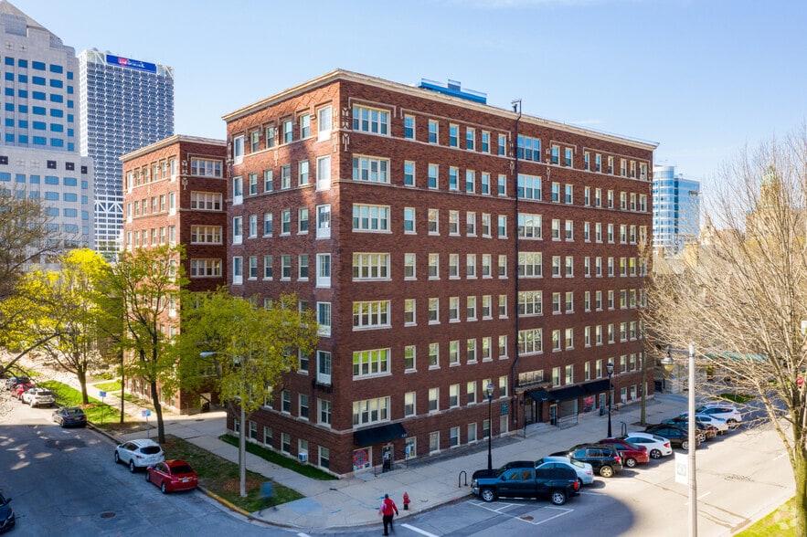 821-833 N Kilbourn Ave, Milwaukee, WI for lease - Primary Photo - Image 1 of 4