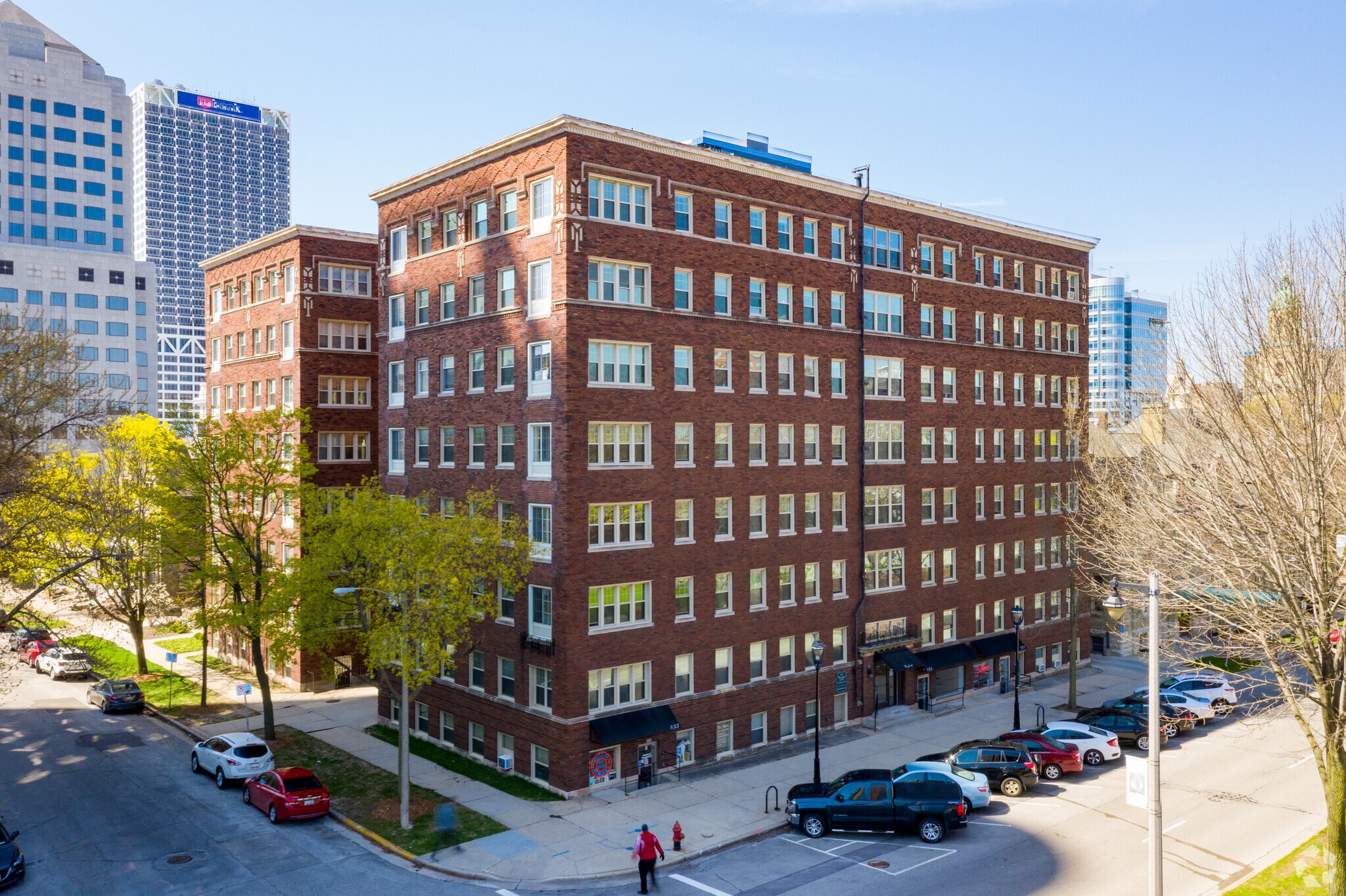 821-833 N Kilbourn Ave, Milwaukee, WI for lease Primary Photo- Image 1 of 5