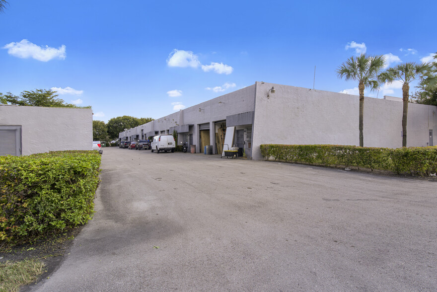 1341-1359 NW 88th Ave, Miami, FL for lease - Building Photo - Image 1 of 17