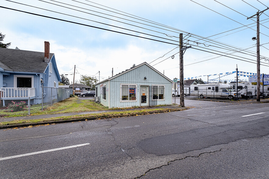 5762 SE 82nd Ave, Portland, OR for sale - Building Photo - Image 1 of 1