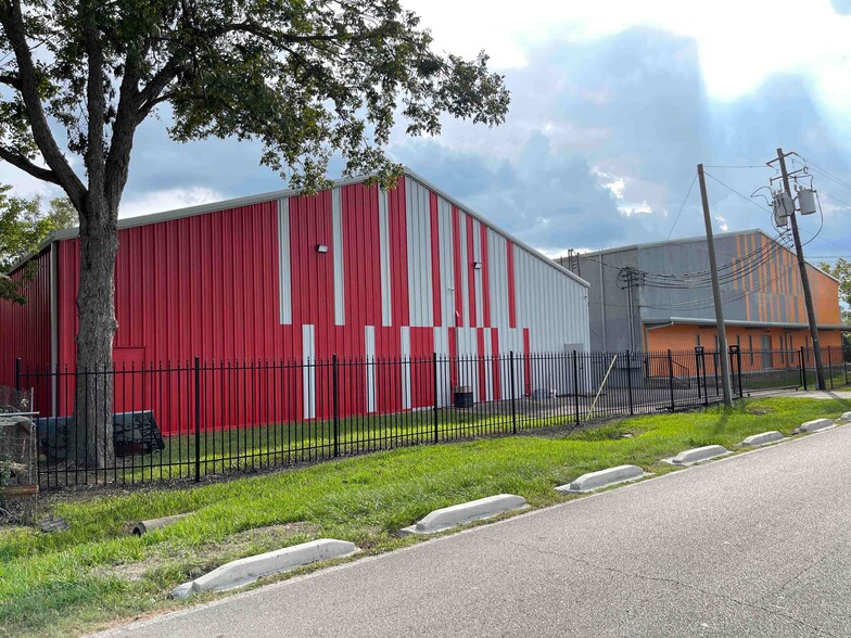 2202 Lone Oak Rd, Houston, TX for lease - Building Photo - Image 2 of 20