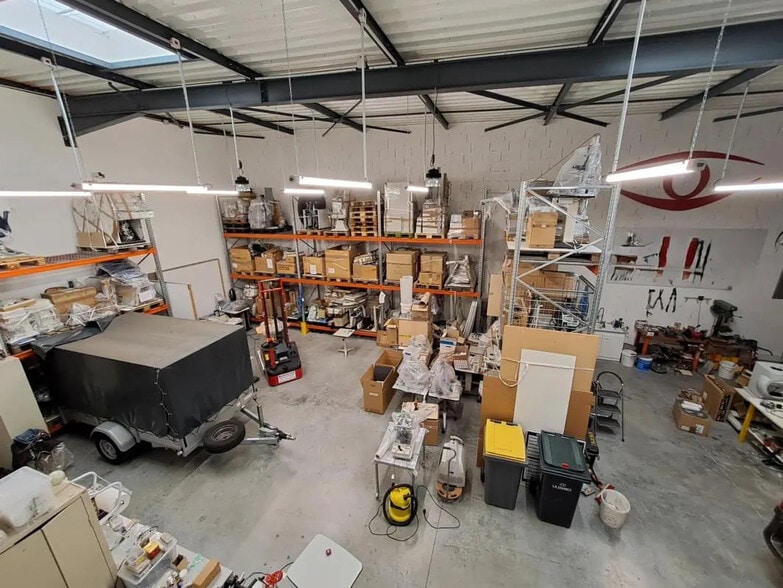 Flex in Saint-André-de-Corcy for lease - Interior Photo - Image 2 of 7