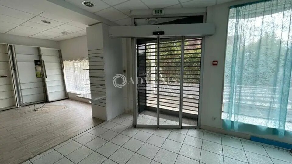 Retail in Bourges for lease - Interior Photo - Image 2 of 3
