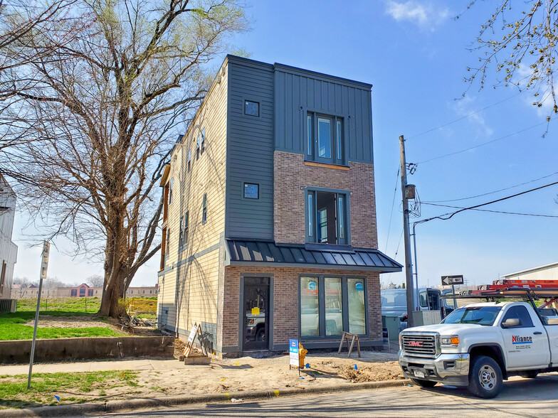 300 E Elm St, Lawrence, KS for sale - Building Photo - Image 1 of 1