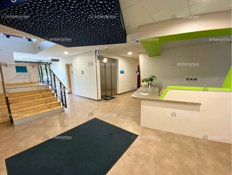 Office in Chamant for lease - Lobby - Image 2 of 6