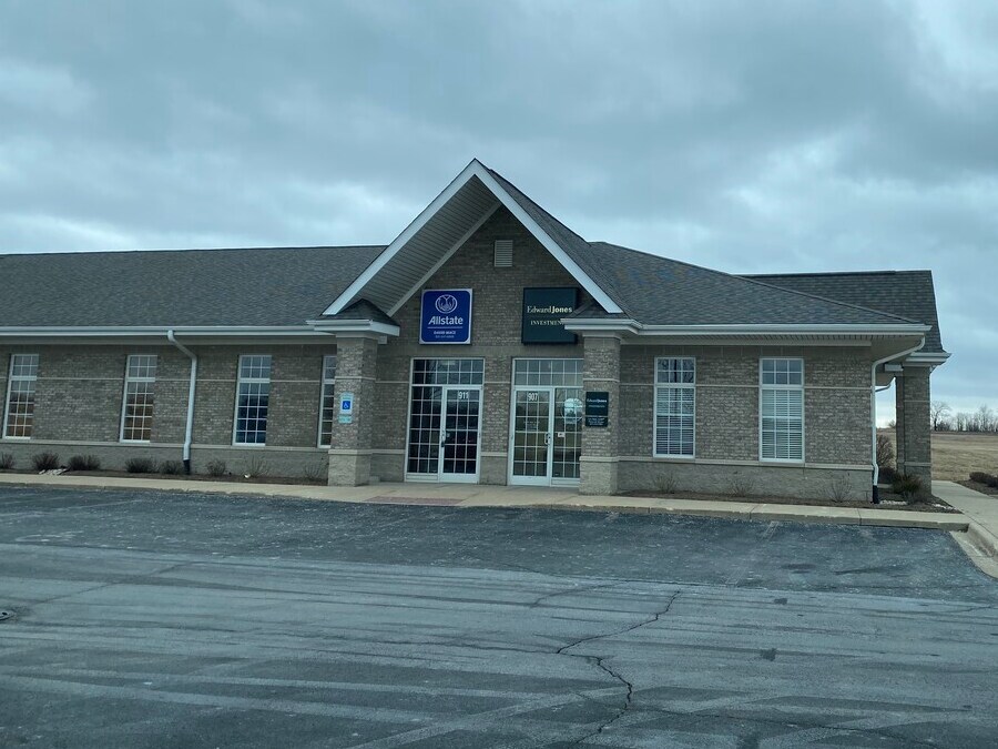 907915 Alexandria Dr, Belvidere, IL 61008