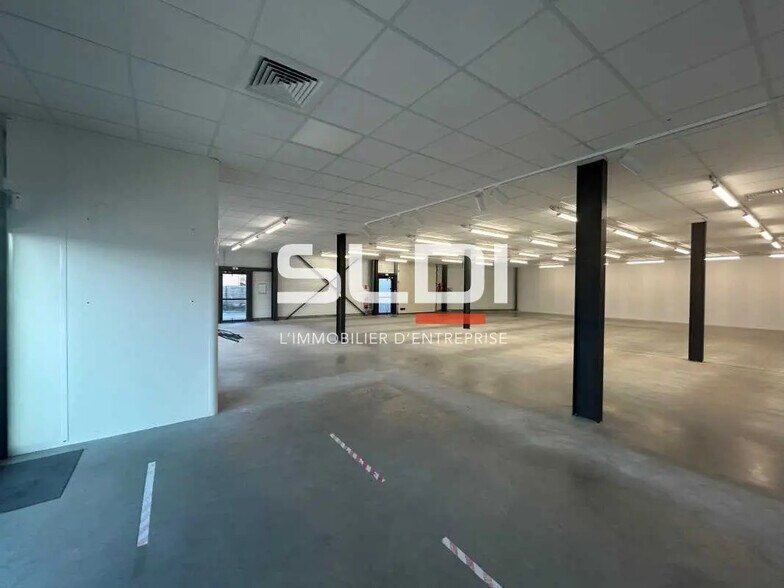 Retail in Genay for lease - Interior Photo - Image 2 of 6