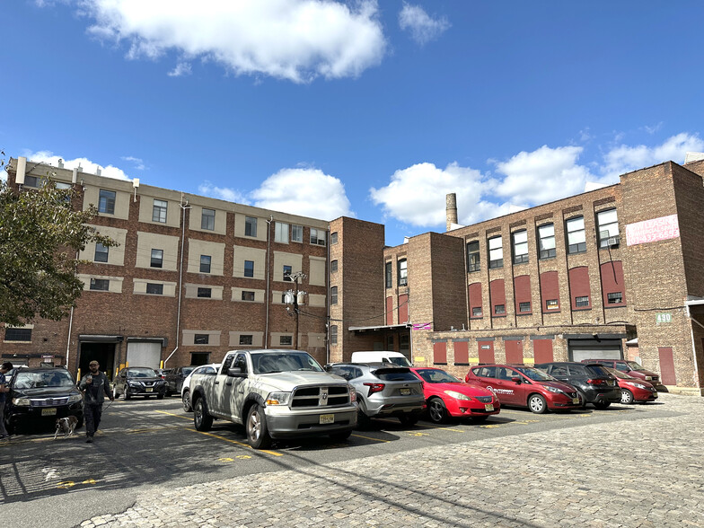 430 Communipaw Ave, Jersey City, NJ for lease - Building Photo - Image 1 of 8