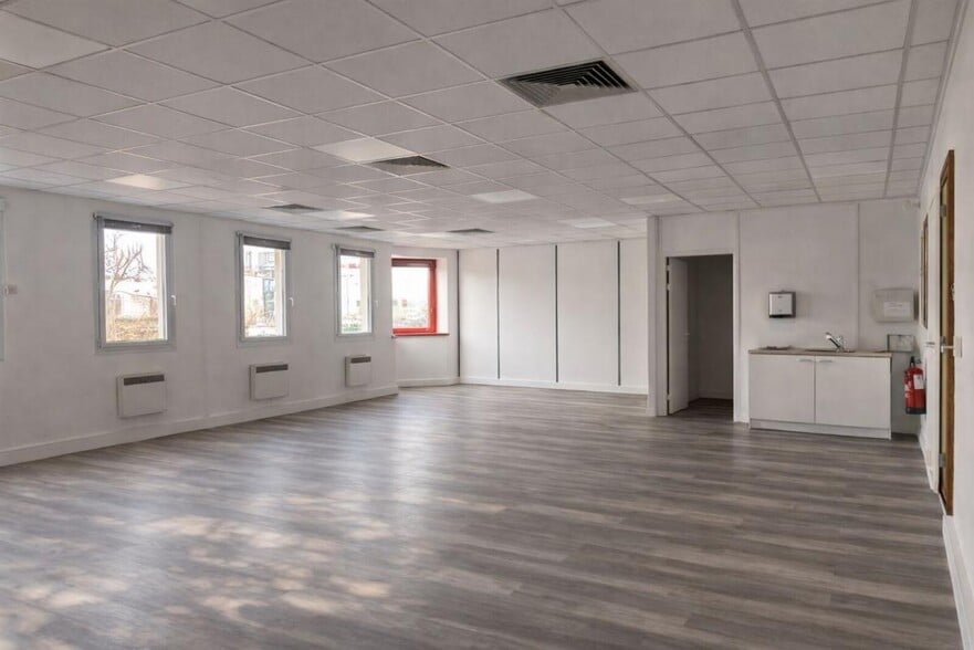 Office in Lyon for lease - Interior Photo - Image 2 of 6