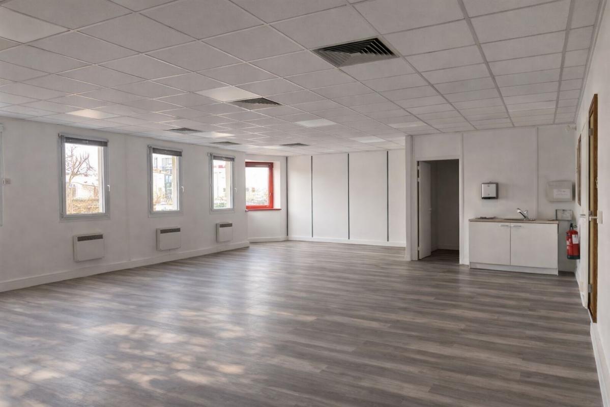 Office in Lyon for lease Interior Photo- Image 1 of 7