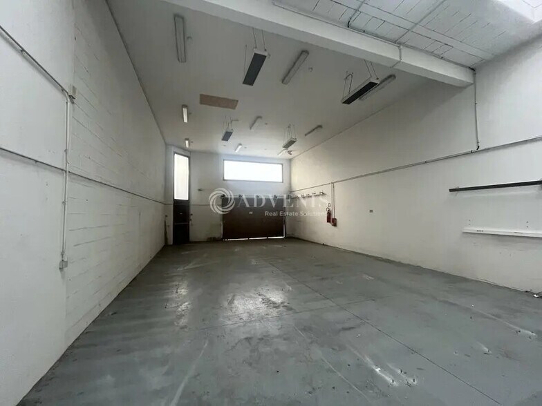 Flex in Voisins-le-Bretonneux for lease - Interior Photo - Image 1 of 5