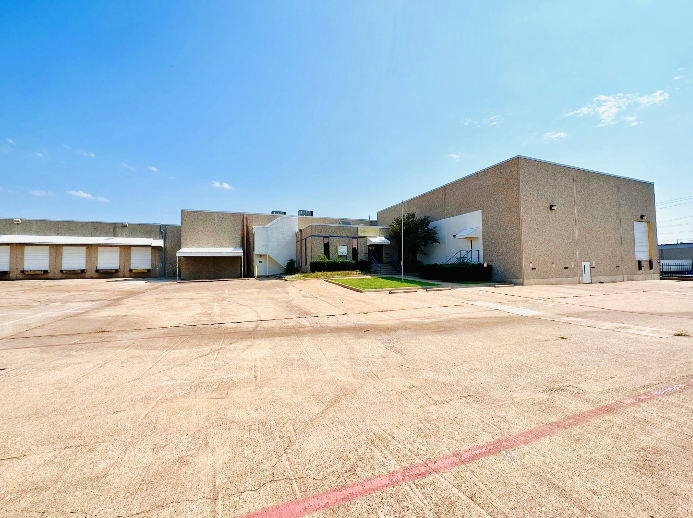 2641-2651 Santa Anna Ave, Dallas, TX for lease - Building Photo - Image 2 of 7