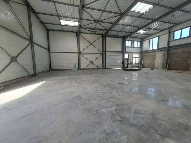 Flex in Neuville-sur-Saône for lease - Interior Photo - Image 2 of 3