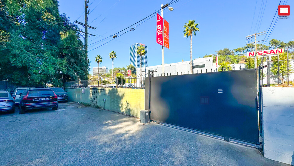 3549 Cahuenga Blvd W, Los Angeles, CA for lease - Building Photo - Image 3 of 8