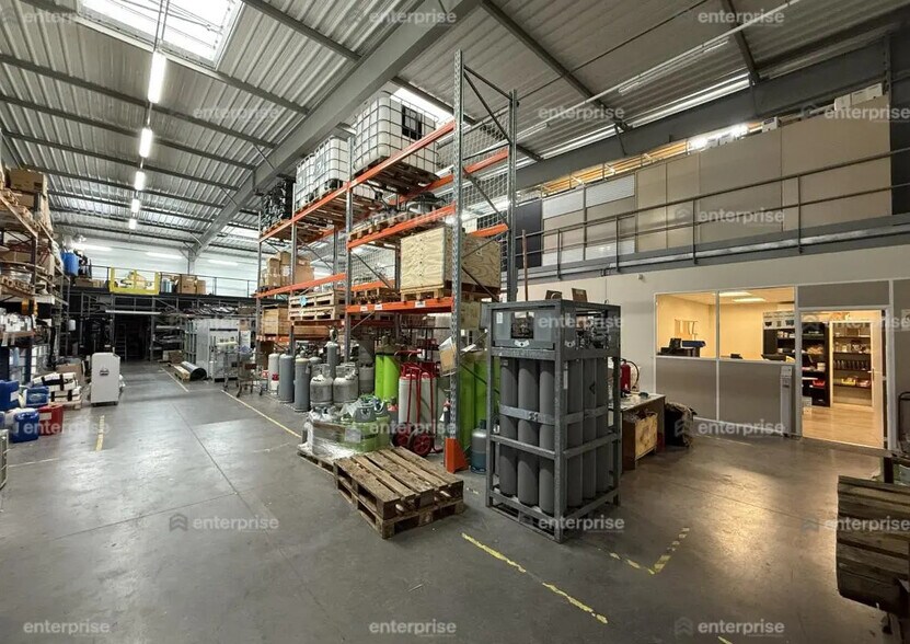 Flex in Amiens for lease - Interior Photo - Image 2 of 3