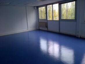 Flex in Trappes for lease Building Photo- Image 2 of 14