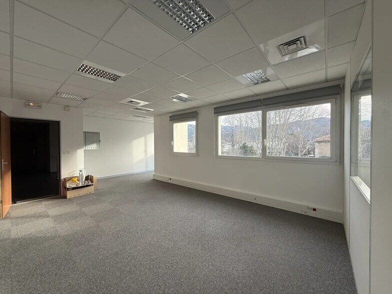 Office in Gémenos for lease - Interior Photo - Image 1 of 8