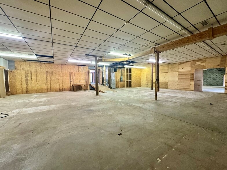 868 State Route 3 and 12, Hinton, WV for sale - Interior Photo - Image 2 of 78