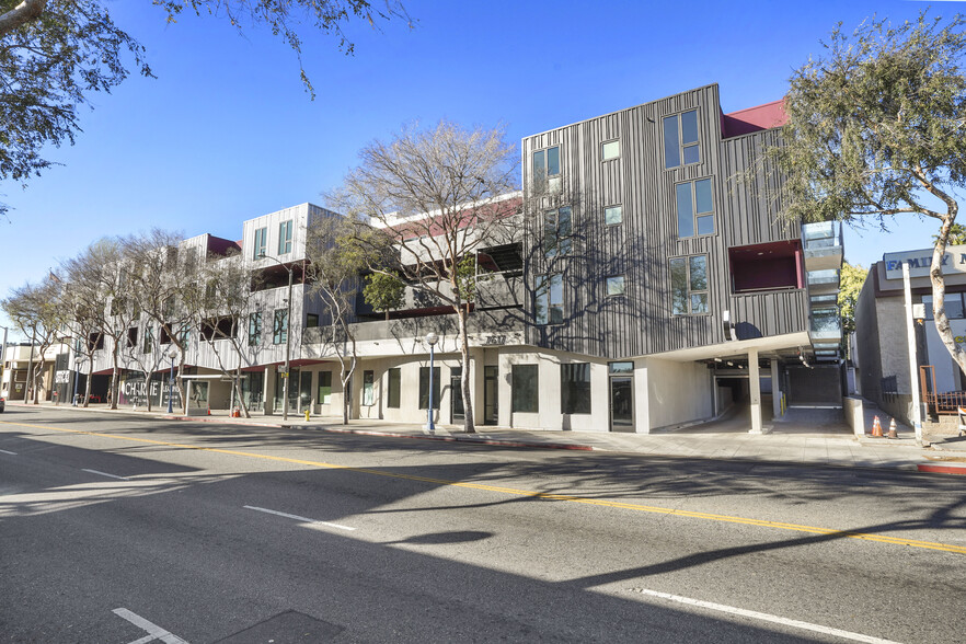 7617 Santa Monica Blvd, West Hollywood, CA for lease - Building Photo - Image 3 of 17