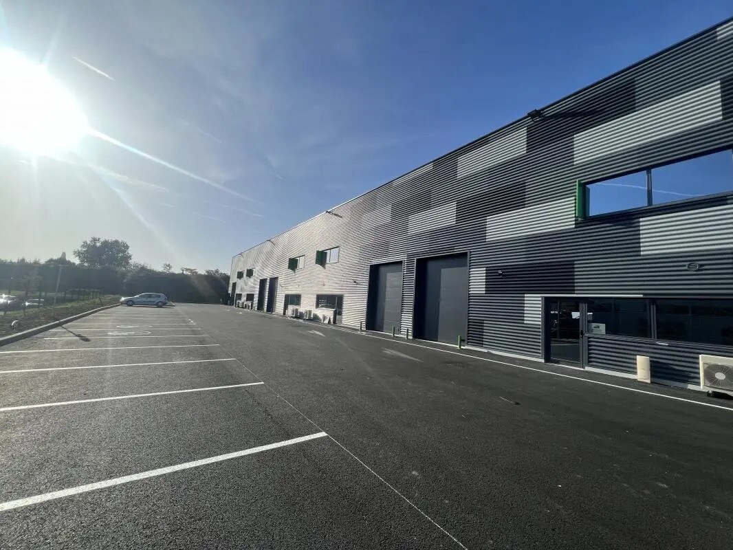 Industrial in Artigues-près-Bordeaux for lease Building Photo- Image 1 of 14