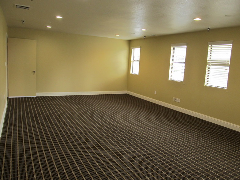 1012 Sutton Way, Grass Valley, CA for lease - Interior Photo - Image 2 of 17