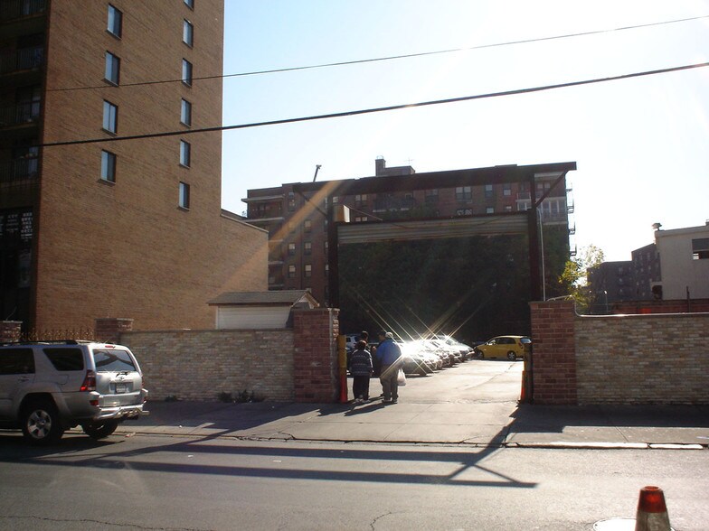 134-47 Maple Ave, Flushing, NY for sale - Primary Photo - Image 1 of 1