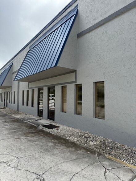 1634 SE Village Green Dr, Port Saint Lucie, FL for lease - Building Photo - Image 3 of 6