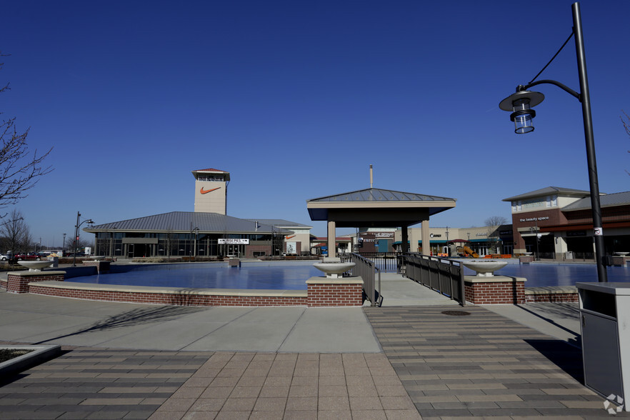 1650 Premium Outlets Blvd, Aurora, IL for sale - Primary Photo - Image 1 of 1