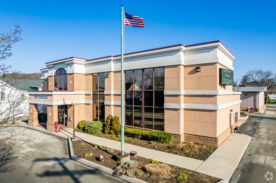 334 W Main St, Somerset, PA for lease - Primary Photo - Image 1 of 22